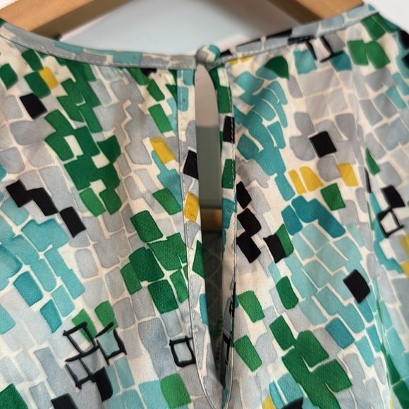 ⚫️ The Limited Green and Blue Patterned Sleeveless Top Size Medium - Picture 5 of 5